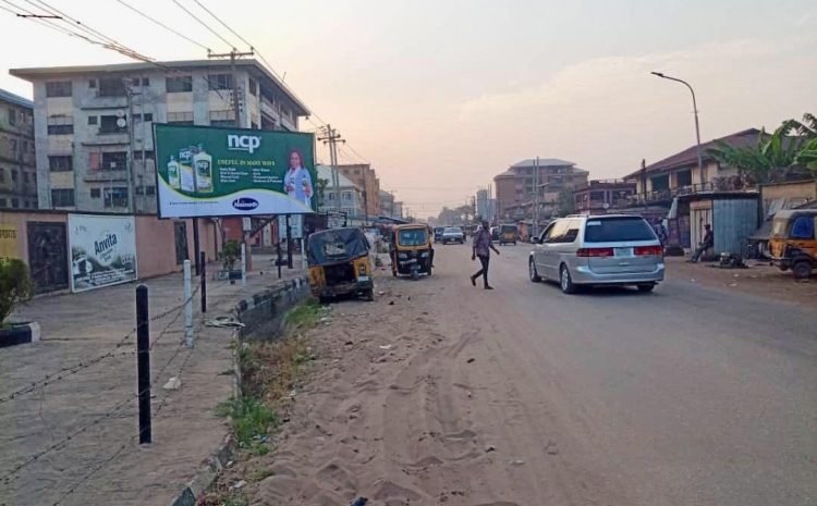 ALONG ZIK AVENUE BY THE FENCE OF ONITSHA COUNTRY CLUB FTF OCHANJA (1)