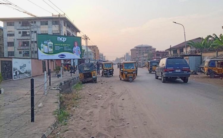 ALONG ZIK AVENUE BY THE FENCE OF ONITSHA COUNTRY CLUB FTF OCHANJA (2)