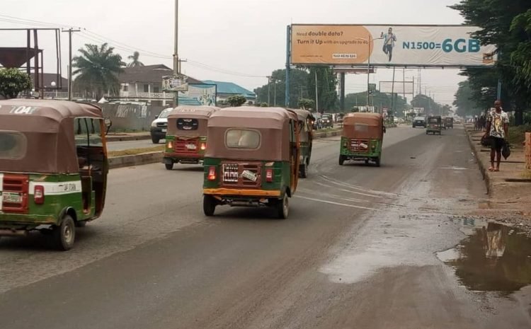 Along AbaOwerri road by Abia Hotels FTF Main ParkRailway (3)